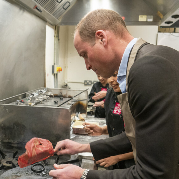 Le prince William, prince de Galles, lors d'une visite à l'Indian Streatery, un restaurant indien familial à Birmingham, le 20 avril 2023. Ils célèbrent la riche culture asiatique de la ville. 