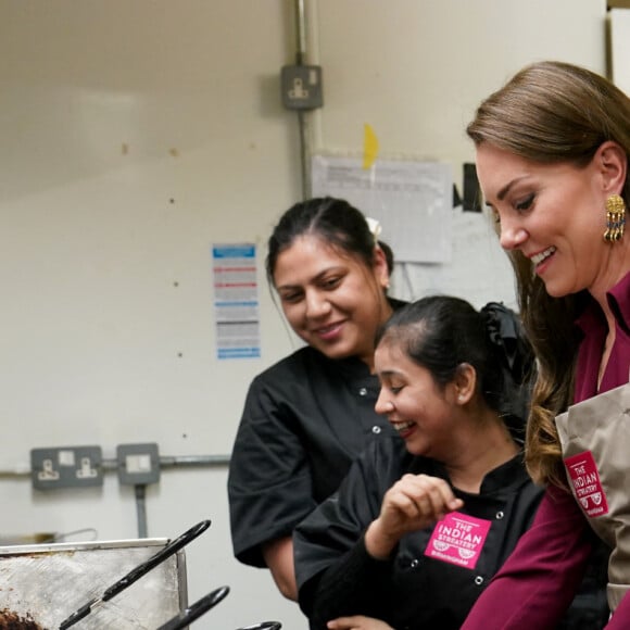 Catherine (Kate) Middleton, princesse de Galles, lors d'une visite à l'Indian Streatery, un restaurant indien familial à Birmingham, le 20 avril 2023. Ils célèbrent la riche culture asiatique de la ville. 