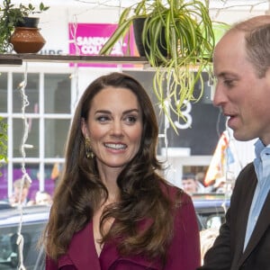 Après 12 ans de mariage, Kate a toujours l'air aussi amoureuse. William est bel et bien le roi de son coeur
Le prince William, prince de Galles, et Catherine (Kate) Middleton, princesse de Galles, lors d'une visite à l'Indian Streatery, un restaurant indien familial à Birmingham, le 20 avril 2023. Ils célèbrent la riche culture asiatique de la ville. 