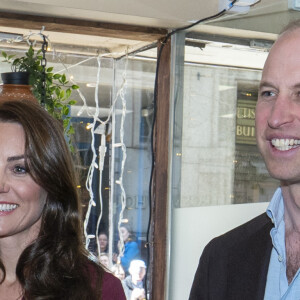 Le prince William, prince de Galles, et Catherine (Kate) Middleton, princesse de Galles, lors d'une visite à l'Indian Streatery, un restaurant indien familial à Birmingham, le 20 avril 2023. Ils célèbrent la riche culture asiatique de la ville. 