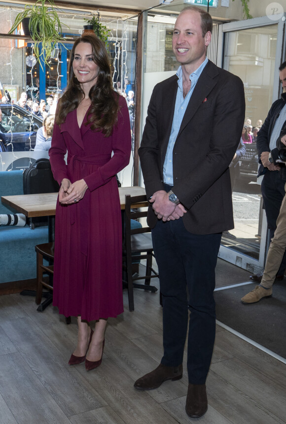 Le prince William, prince de Galles, et Catherine (Kate) Middleton, princesse de Galles, lors d'une visite à l'Indian Streatery, un restaurant indien familial à Birmingham, le 20 avril 2023. Ils célèbrent la riche culture asiatique de la ville. 