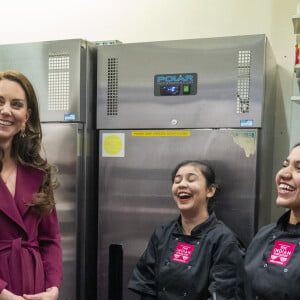 Le prince William, prince de Galles, et Catherine (Kate) Middleton, princesse de Galles, lors d'une visite à l'Indian Streatery, un restaurant indien familial à Birmingham, le 20 avril 2023. Ils célèbrent la riche culture asiatique de la ville. 