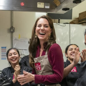 Catherine (Kate) Middleton, princesse de Galles, lors d'une visite à l'Indian Streatery, un restaurant indien familial à Birmingham, le 20 avril 2023. Ils célèbrent la riche culture asiatique de la ville. 