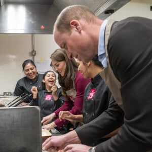 Le couple s'est entretenu avec le personnel du retaurant et a même mis la main à la pâte en donnant un coup de main en cuisine 
Le prince William, prince de Galles, et Catherine (Kate) Middleton, princesse de Galles, lors d'une visite à l'Indian Streatery, un restaurant indien familial à Birmingham, le 20 avril 2023. Ils célèbrent la riche culture asiatique de la ville. 