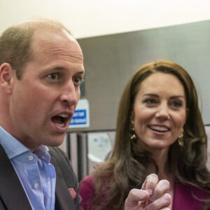 Ils ont poussé la porte de l'Indian Streatery, une adresse de spécialités indiennes
Le prince William, prince de Galles, et Catherine (Kate) Middleton, princesse de Galles, lors d'une visite à l'Indian Streatery, un restaurant indien familial à Birmingham, le 20 avril 2023. Ils célèbrent la riche culture asiatique de la ville. 