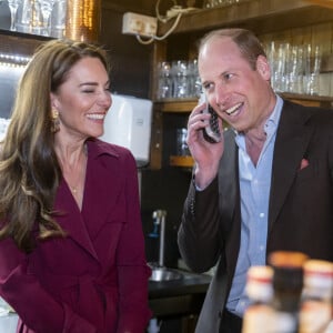 Le prince William et Kate Middleton se sont rendus à Birmingham 
Le prince William, prince de Galles, répond à l'appel d'un client du restaurant, sous le regard de Catherine (Kate) Middleton, princesse de Galles, lors d'une visite à l'Indian Streatery, un restaurant indien familial à Birmingham. Ils célèbrent la riche culture asiatique de la ville. 