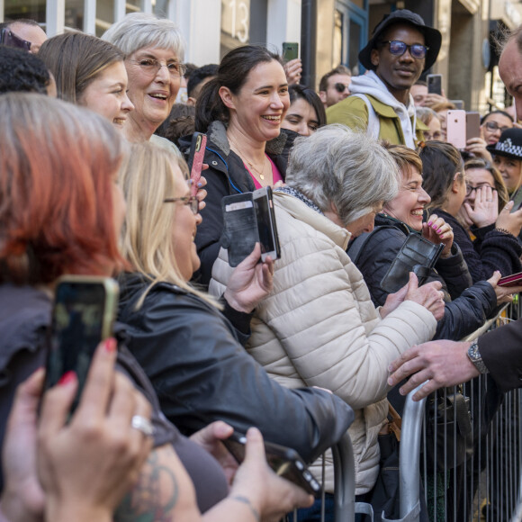 Le prince William, prince de Galles, lors d'une visite à l'Indian Streatery, un restaurant indien familial à Birmingham, le 20 avril 2023. Ils célèbrent la riche culture asiatique de la ville. 