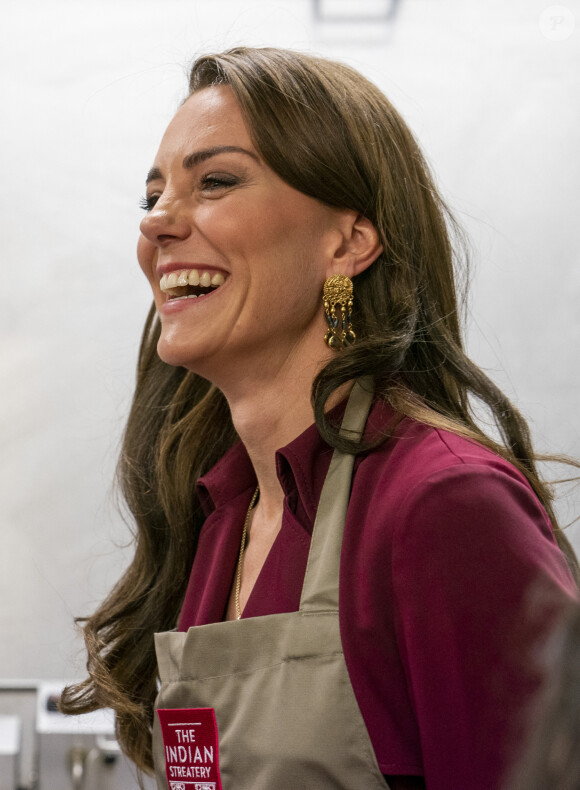 Catherine (Kate) Middleton, princesse de Galles, lors d'une visite à l'Indian Streatery, un restaurant indien familial à Birmingham, le 20 avril 2023. Ils célèbrent la riche culture asiatique de la ville. 