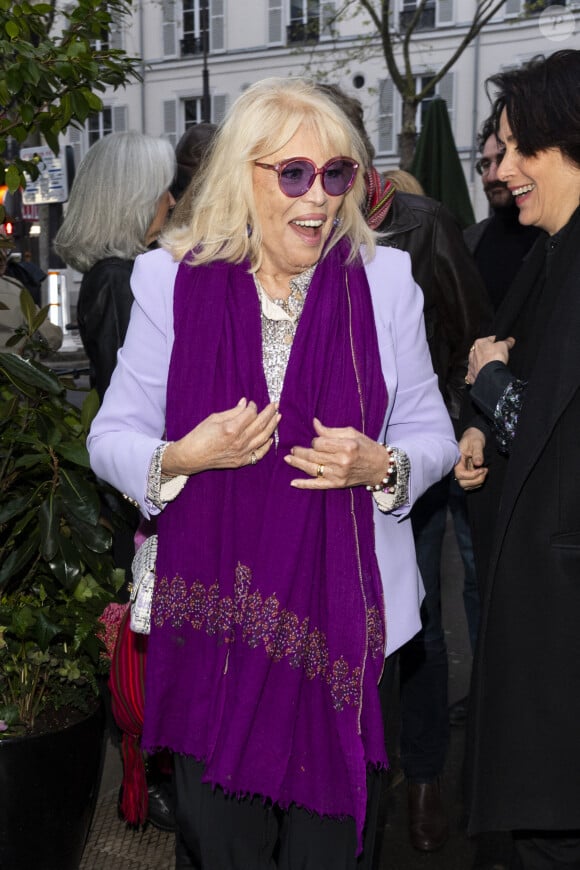 Amanda Lear pose lors de la remise du prix littéraire "La Closerie des Lilas" à la Closerie des Lilas à Paris, le 18 avril 2023. Le prix littéraire de la Closerie des Lilas a été décerné à la romancière Y. Ghata pour "Le Testament du prophète". Fille de l'écrivaine V.Khoury-Ghata, elle a étudié l'histoire de l'art à la Sorbonne et à l'école du Louvre. Son premier roman "La nuit des calligraphes" (2004), a été remarqué par la critique et traduit dans plusieurs langues. "Le Testament du prophète" raconte le retour d'une romancière de renom dans le village où elle est née et le rejet qu'elle subit, accusée d'avoir sali la réputation des villageois et leurs familles dans ses livres. La lauréate est l'invitée pendant un an (à concurrence de 3.000 euros) de la célèbre brasserie du boulevard du Montparnasse à Paris. Créé en 2007, le Prix de la Closerie des Lilas a pour mission de soutenir et faire connaître une littérature féminine de qualité. © Pierre Perusseau/Bestimage