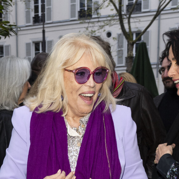 Amanda Lear pose lors de la remise du prix littéraire "La Closerie des Lilas" à la Closerie des Lilas à Paris, le 18 avril 2023. Le prix littéraire de la Closerie des Lilas a été décerné à la romancière Y. Ghata pour "Le Testament du prophète". Fille de l'écrivaine V.Khoury-Ghata, elle a étudié l'histoire de l'art à la Sorbonne et à l'école du Louvre. Son premier roman "La nuit des calligraphes" (2004), a été remarqué par la critique et traduit dans plusieurs langues. "Le Testament du prophète" raconte le retour d'une romancière de renom dans le village où elle est née et le rejet qu'elle subit, accusée d'avoir sali la réputation des villageois et leurs familles dans ses livres. La lauréate est l'invitée pendant un an (à concurrence de 3.000 euros) de la célèbre brasserie du boulevard du Montparnasse à Paris. Créé en 2007, le Prix de la Closerie des Lilas a pour mission de soutenir et faire connaître une littérature féminine de qualité. © Pierre Perusseau/Bestimage