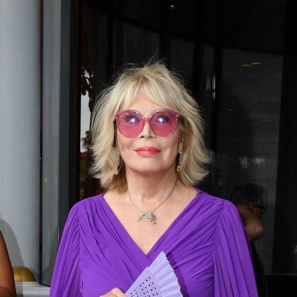 Amanda Lear à la sortie de l'hôtel Barrière "Le Majestic" lors du 75ème Festival International du Film de Cannes, le 22 mai 2022. 