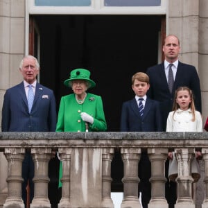 Camilla Parker Bowles, duchesse de Cornouailles, Le prince Charles, prince de Galles, La reine Elisabeth II d'Angleterre, le prince William, duc de Cambridge, Catherine Kate Middleton, duchesse de Cambridge et leurs enfants le prince George, la princesse Charlotte et le prince Louis - La famille royale au balcon du palais de Buckingham lors de la parade de clôture de festivités du jubilé de la reine à Londres le 5 juin 2022. 