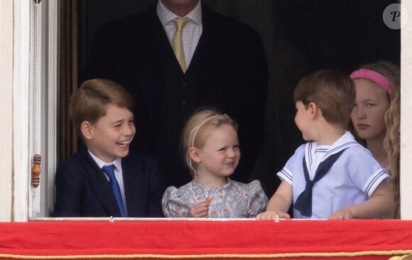 Le prince George de Cambridge, Lena Tindall, le prince Louis - Les membres de la famille royale regardent le défilé Trooping the Colour depuis un balcon du palais de Buckingham à Londres lors des célébrations du jubilé de platine de la reine le 2 juin 2022 
