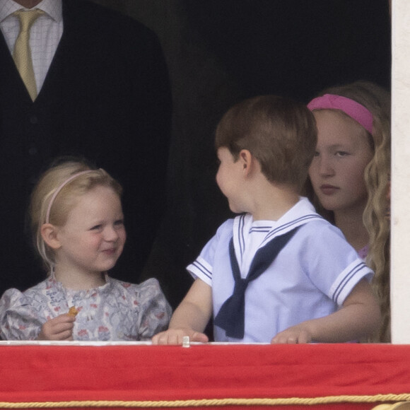 Le prince George de Cambridge, Lena Tindall, le prince Louis - Les membres de la famille royale regardent le défilé Trooping the Colour depuis un balcon du palais de Buckingham à Londres lors des célébrations du jubilé de platine de la reine le 2 juin 2022 