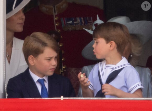 Le prince George de Cambridge et le prince Louis - Les membres de la famille royale regardent le défilé Trooping the Colour depuis un balcon du palais de Buckingham à Londres lors des célébrations du jubilé de platine de la reine le 2 juin 2022 