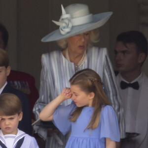Le prince George de Cambridge, le prince Louis, Camilla Parker Bowles, duchesse de Cornouailles et la princesse Charlotte - Les membres de la famille royale regardent le défilé Trooping the Colour depuis un balcon du palais de Buckingham à Londres lors des célébrations du jubilé de platine de la reine le 2 juin 2022 