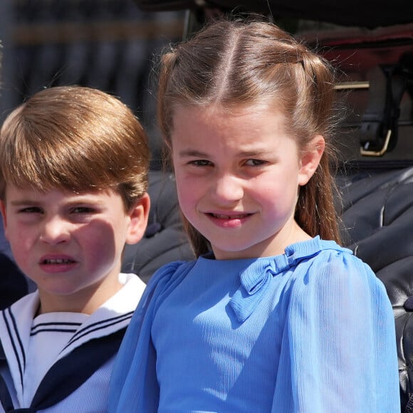 Le prince Louis de Cambridge et la princesse Charlotte - Les membres de la famille royale regardent le défilé Trooping the Colour depuis un balcon du palais de Buckingham à Londres lors des célébrations du jubilé de platine de la reine le 2 juin 2022. 