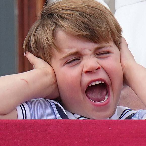 Il avait également multiplié les grimaces. 
Le prince Louis de Cambridge - Les membres de la famille royale regardent le défilé Trooping the Colour depuis un balcon du palais de Buckingham à Londres lors des célébrations du jubilé de platine de la reine le 2 juin 2022. 