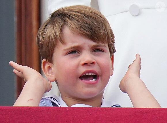 Le prince Louis de Cambridge - Les membres de la famille royale regardent le défilé Trooping the Colour depuis un balcon du palais de Buckingham à Londres lors des célébrations du jubilé de platine de la reine le 2 juin 2022. 