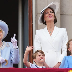 Avant de profiter des avions avec sa mère, sa soeur et son arrière-grand-mère. 
La reine Elisabeth II d'Angleterre, Catherine Kate Middleton, duchesse de Cambridge, le prince Louis et la princesse Charlotte - Les membres de la famille royale regardent le défilé Trooping the Colour depuis un balcon du palais de Buckingham à Londres lors des célébrations du jubilé de platine de la reine le 2 juin 2022. 