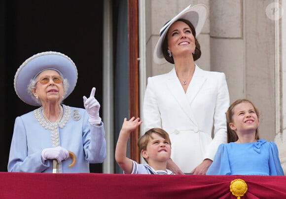 Avant de profiter des avions avec sa mère, sa soeur et son arrière-grand-mère. 
La reine Elisabeth II d'Angleterre, Catherine Kate Middleton, duchesse de Cambridge, le prince Louis et la princesse Charlotte - Les membres de la famille royale regardent le défilé Trooping the Colour depuis un balcon du palais de Buckingham à Londres lors des célébrations du jubilé de platine de la reine le 2 juin 2022. 