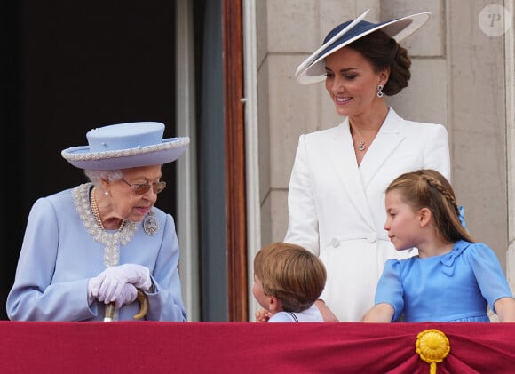 Sur le balcon, il avait notamment discuté avec la reine Elizabeth II. 
La reine Elisabeth II d'Angleterre, Catherine Kate Middleton, duchesse de Cambridge, le prince Louis et la princesse Charlotte - Les membres de la famille royale regardent le défilé Trooping the Colour depuis un balcon du palais de Buckingham à Londres lors des célébrations du jubilé de platine de la reine le 2 juin 2022. 