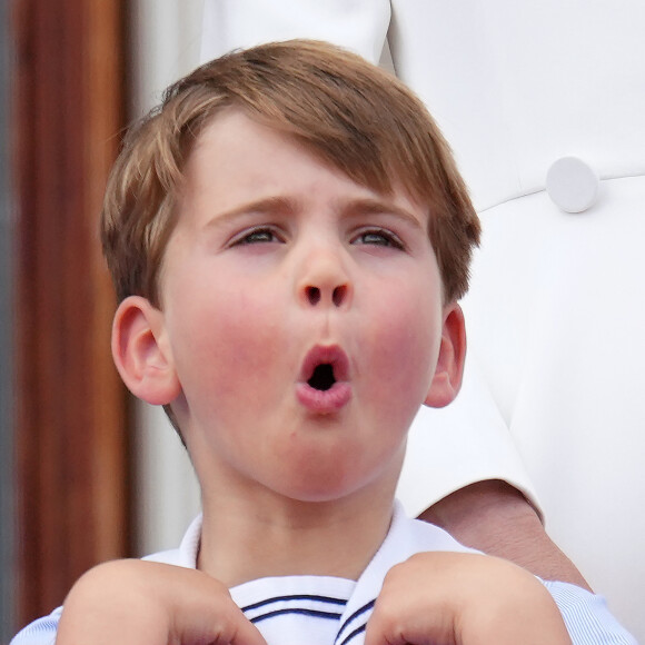 Le prince Louis avait fait le show l'an dernier au moment du Jubilé.
Le prince Louis de Cambridge - Les membres de la famille royale regardent le défilé Trooping the Colour depuis un balcon du palais de Buckingham à Londres lors des célébrations du jubilé de platine de la reine.