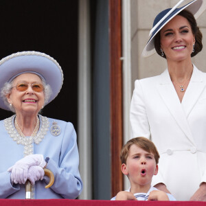 La reine Elisabeth II d'Angleterre, le prince Louis et sa mère Catherine Kate Middleton, duchesse de Cambridge - Les membres de la famille royale regardent le défilé Trooping the Colour depuis un balcon du palais de Buckingham à Londres lors des célébrations du jubilé de platine de la reine le 2 juin 2022. 