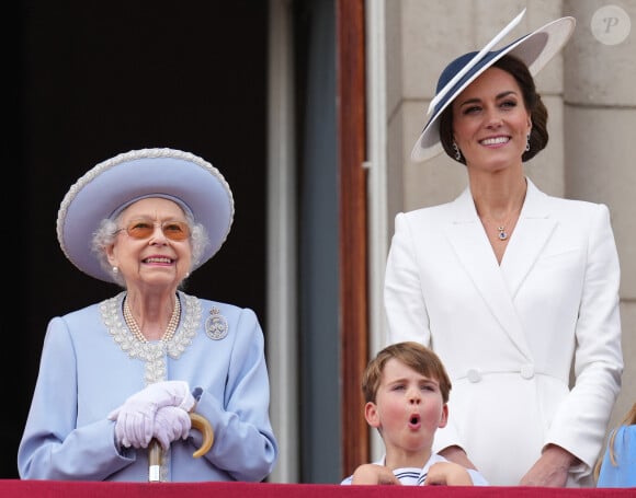 La reine Elisabeth II d'Angleterre, le prince Louis et sa mère Catherine Kate Middleton, duchesse de Cambridge - Les membres de la famille royale regardent le défilé Trooping the Colour depuis un balcon du palais de Buckingham à Londres lors des célébrations du jubilé de platine de la reine le 2 juin 2022. 