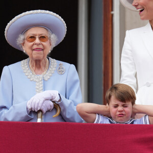 La reine Elisabeth II d'Angleterre, Catherine Kate Middleton, duchesse de Cambridge, le prince Louis, la princesse Charlotte - Les membres de la famille royale regardent le défilé Trooping the Colour depuis un balcon du palais de Buckingham à Londres lors des célébrations du jubilé de platine de la reine le 2 juin 2022. 