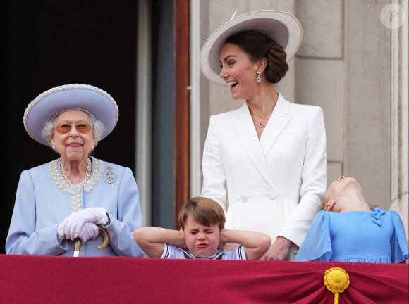La reine Elisabeth II d'Angleterre, Catherine Kate Middleton, duchesse de Cambridge, le prince Louis, la princesse Charlotte - Les membres de la famille royale regardent le défilé Trooping the Colour depuis un balcon du palais de Buckingham à Londres lors des célébrations du jubilé de platine de la reine le 2 juin 2022. 