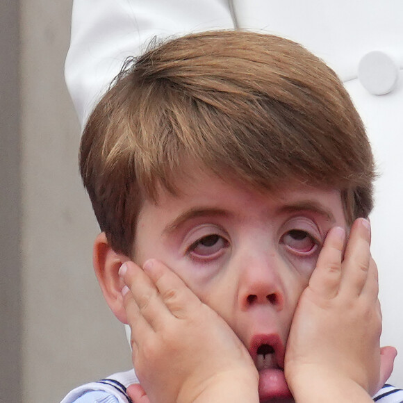 Le prince Louis de Cambridge - Les membres de la famille royale regardent le défilé Trooping the Colour depuis un balcon du palais de Buckingham à Londres lors des célébrations du jubilé de platine de la reine le 2 juin 2022. 