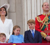 Son grand frère George et sa soeur Charlotte avaient parfois semblé agacés par ses excentricités. 
Catherine Kate Middleton, duchesse de Cambridge, le prince William, duc de Cambridge et leurs enfants, le prince Louis, le prince George et la princesse Charlotte - Les membres de la famille royale regardent le défilé Trooping the Colour depuis un balcon du palais de Buckingham à Londres lors des célébrations du jubilé de platine de la reine le 2 juin 2022. 