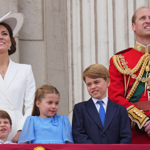 Son grand frère George et sa soeur Charlotte avaient parfois semblé agacés par ses excentricités. 
Catherine Kate Middleton, duchesse de Cambridge, le prince William, duc de Cambridge et leurs enfants, le prince Louis, le prince George et la princesse Charlotte - Les membres de la famille royale regardent le défilé Trooping the Colour depuis un balcon du palais de Buckingham à Londres lors des célébrations du jubilé de platine de la reine le 2 juin 2022. 