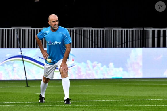 Eric Cantona - Match des Légendes, la rencontre qui mêle le football et le rugby au profit de l'association de P. Olmeta (ancien gardien de but et co-fondateur de l'association), "Un sourire, un espoir pour la vie" s'est déroulé à Nice à l'Allianz Riviera, le 26 septembre 2022. L'association de P. Olmetta est engagée en faveur des enfants atteints de cancer ou de maladie orpheline. © Bruno Bebert/Bestimage 