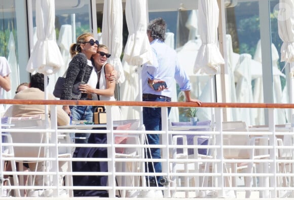 Sofia Richie et son fiancé Elliot Grainge et leurs amis à l'hotel du Cap Eden Roc en vacances dans le sud de la France le 20 avril 2023. Selon les dernières rumeurs leur mariage est imminent. 