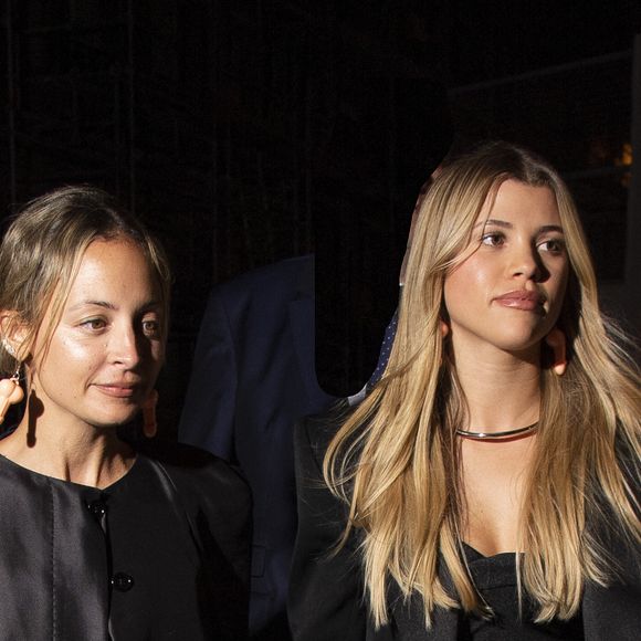 Exclusif - Nicole Richie, sa soeur Sofia Richie et leurs amies quittent le restaurant "Balagan" avant de se rendre au club "Raspoutine" pour fêter l'enterrement de vie de jeune fille de Sofia Richie à Paris le 13 octobre 2022.