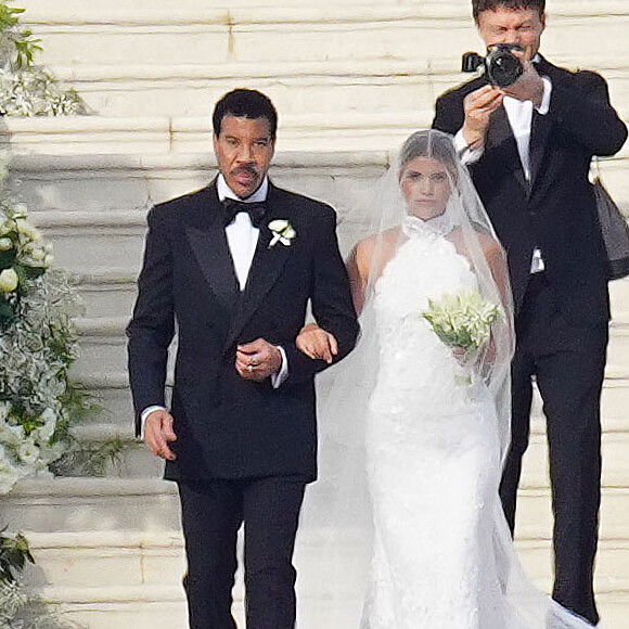 Sofia Richie et son père Lionel - Mariage de Sofia Richie et son fiancé Elliot Grainge en présence de leur famille et amis à l'hôtel du Cap Eden Roc à Antibes le 22 avril 2023.