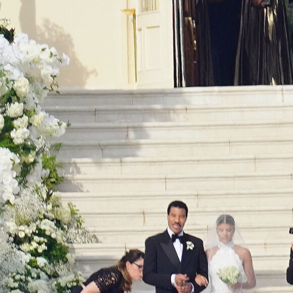 Sofia Richie et son père Lionel - Mariage de Sofia Richie et son fiancé Elliot Grainge en présence de leur famille et amis à l'hôtel du Cap Eden Roc à Antibes le 22 avril 2023.
