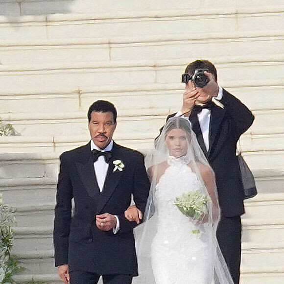 Sofia Richie et son père Lionel - Mariage de Sofia Richie et son fiancé Elliot Grainge en présence de leur famille et amis à l'hôtel du Cap Eden Roc à Antibes le 22 avril 2023.