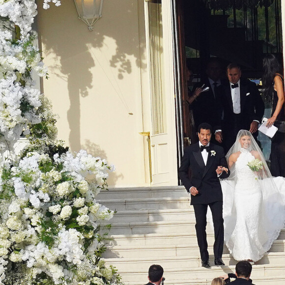 Sofia Richie et son père Lionel - Mariage de Sofia Richie et son fiancé Elliot Grainge en présence de leur famille et amis à l'hôtel du Cap Eden Roc à Antibes le 22 avril 2023.