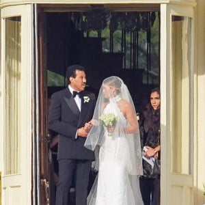 Sofia Richie et son père Lionel - Mariage de Sofia Richie et son fiancé Elliot Grainge en présence de leur famille et amis à l'hôtel du Cap Eden Roc à Antibes le 22 avril 2023.