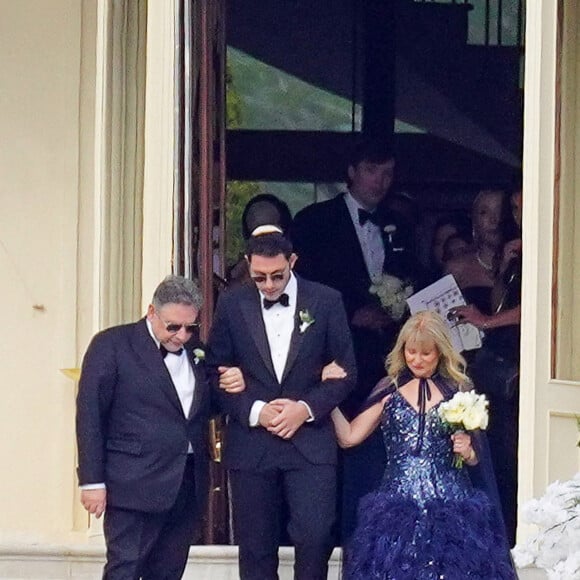Elliot Grainge et ses parents , son père Lucian et sa belle-mère Caroline - Mariage de Sofia Richie et son fiancé Elliot Grainge en présence de leur famille et amis à l'hôtel du Cap Eden Roc à Antibes le 22 avril 2023.