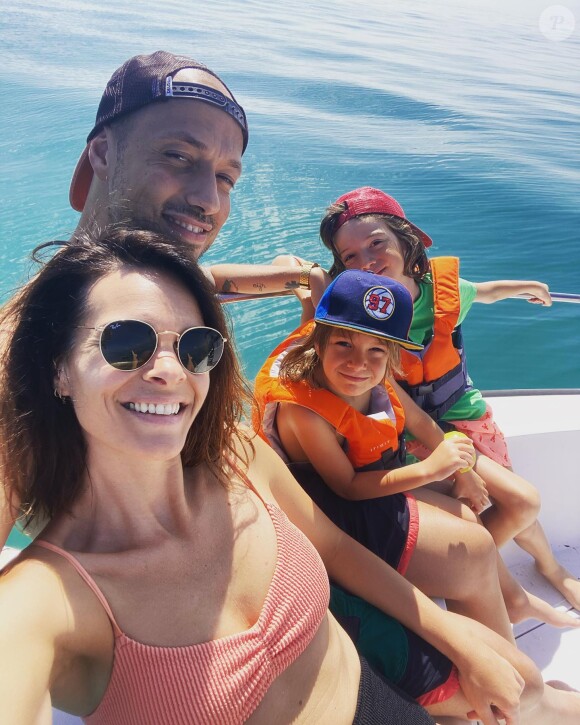 "Mon troisième fils est né ce matin. Ce post est sponsorisé par un amour indivisible et éternel", révélait-il sur son compte Instagram en publiant la main de son nouveau-né.
Carlito, Erika Fleury et leurs fils Etienne et Jonah. Le 25 juillet 2021.