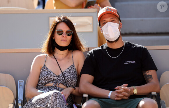 Pour rappel, c'est avec un immense bonheur qu'en janvier dernier, il annonçait la naissance de son troisième fils, fruits de ses amours avec la chanteuse Erika Fleury.
Raphaël Carlier aka Carlito et sa femme Erika Fleury dans les tribunes des Internationaux de France de Roland Garros à Paris le 11 juin 2021. © Dominique Jacovides / Bestimage