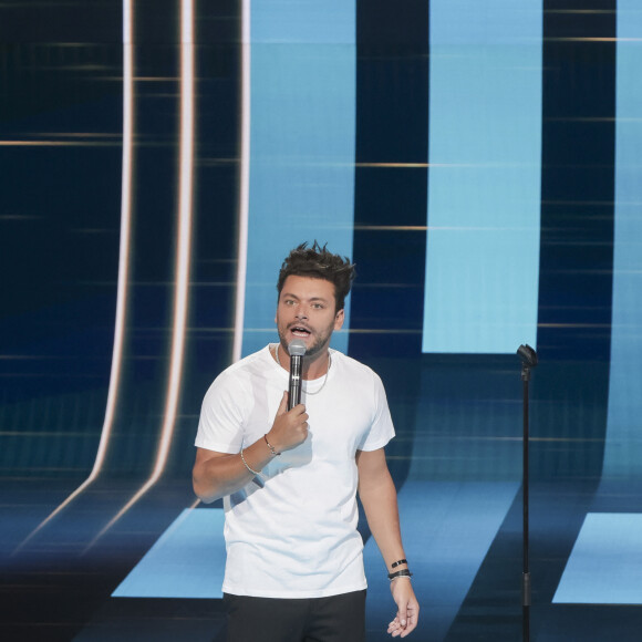 Exclusif - Kev Adams - Tournage de l'émission "Sketch Story", présentée par L.Boccolini. Le 12 septembre 2022 C'est l'une des nouveautés de cette rentrée 2022. Samedi 8 octobre à 21h10, retrouvez " Sketch Story ", la nouvelle création originale de France 2 dans laquelle les stars de l'humour vont réinterpréter leurs sketchs les plus célèbres dans de courtes fictions ! Dans ce show d'humour inédit, présenté par L.Boccolini, découvrez les sketchs cultes comme vous ne les avez jamais vus : " Le train pour Pau " de Chevallier et Laspalès, " Les coiffeuses " des Chevaliers du Fiel, " Le permis de conduire " de M.Robin et P.Palmade, " Le cocktail mondain " d'A.Roumanoff, " Les pétasses " des Inconnus, " François Hollande " de L.Gerra,  " Madame Sarfati : Allô la police " d'É.Kakou, " Chère Maman " de R.Magdane, etc. L'émission sera aussi l'occasion pour les invités de la soirée de vous présenter sur scène leurs sketchs les plus drôles. Humour, convivialité et originalité... Une soirée de rire totalement inédite à découvrir exclusivement sur France 2 ! © Jack Tribeca / Bestimage 