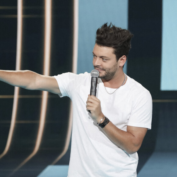 Exclusif -  Kev Adams - Tournage de l'émission "Sketch Story", présentée par L.Boccolini. Le 12 septembre 2022 C'est l'une des nouveautés de cette rentrée 2022. Samedi 8 octobre à 21h10, retrouvez " Sketch Story ", la nouvelle création originale de France 2 dans laquelle les stars de l'humour vont réinterpréter leurs sketchs les plus célèbres dans de courtes fictions ! Dans ce show d'humour inédit, présenté par L.Boccolini, découvrez les sketchs cultes comme vous ne les avez jamais vus : " Le train pour Pau " de Chevallier et Laspalès, " Les coiffeuses " des Chevaliers du Fiel, " Le permis de conduire " de M.Robin et P.Palmade, " Le cocktail mondain " d'A.Roumanoff, " Les pétasses " des Inconnus, " François Hollande " de L.Gerra,  " Madame Sarfati : Allô la police " d'É.Kakou, " Chère Maman " de R.Magdane, etc. L'émission sera aussi l'occasion pour les invités de la soirée de vous présenter sur scène leurs sketchs les plus drôles. Humour, convivialité et originalité... Une soirée de rire totalement inédite à découvrir exclusivement sur France 2 ! © Jack Tribeca / Bestimage 