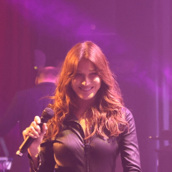 Carla Bruni-Sarkozy (marraine de l'édition) - Backstage du 16ème Gala de la Fondation " Recherche Alzheimer " à l'Olympia à Paris. Le 20 mars 2023 © Sébastien Valente / Bestimage 