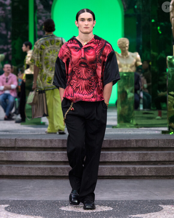 Aurélien Enthoven, lui-même, a également fêté ce moment sur son compte Instagram, en partageant trois photos de sa remise des diplômes. 
Aurélien Enthoven (fils de C. Bruni) Défilé Versace "Collection Prêt-à-Porter Homme Printemps/Eté lors de la Fashion Week de Milan.