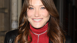 Carla Bruni maman fière : Son fils Aurélien Enthoven en tenue de graduation, le beau gosse est diplômé !